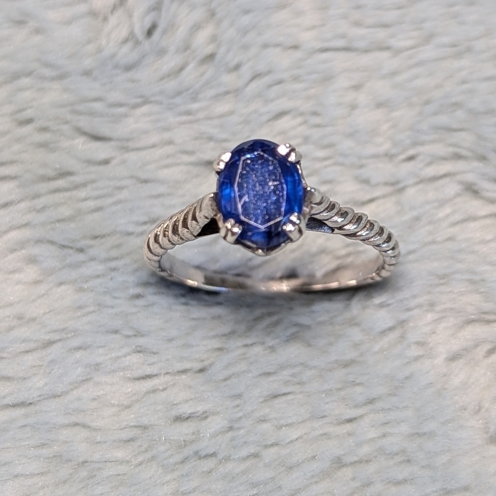 Vintage Sterling Silver and Oval Sapphire Ring w/ Rope Detailing the Band - Picture 2 of 9